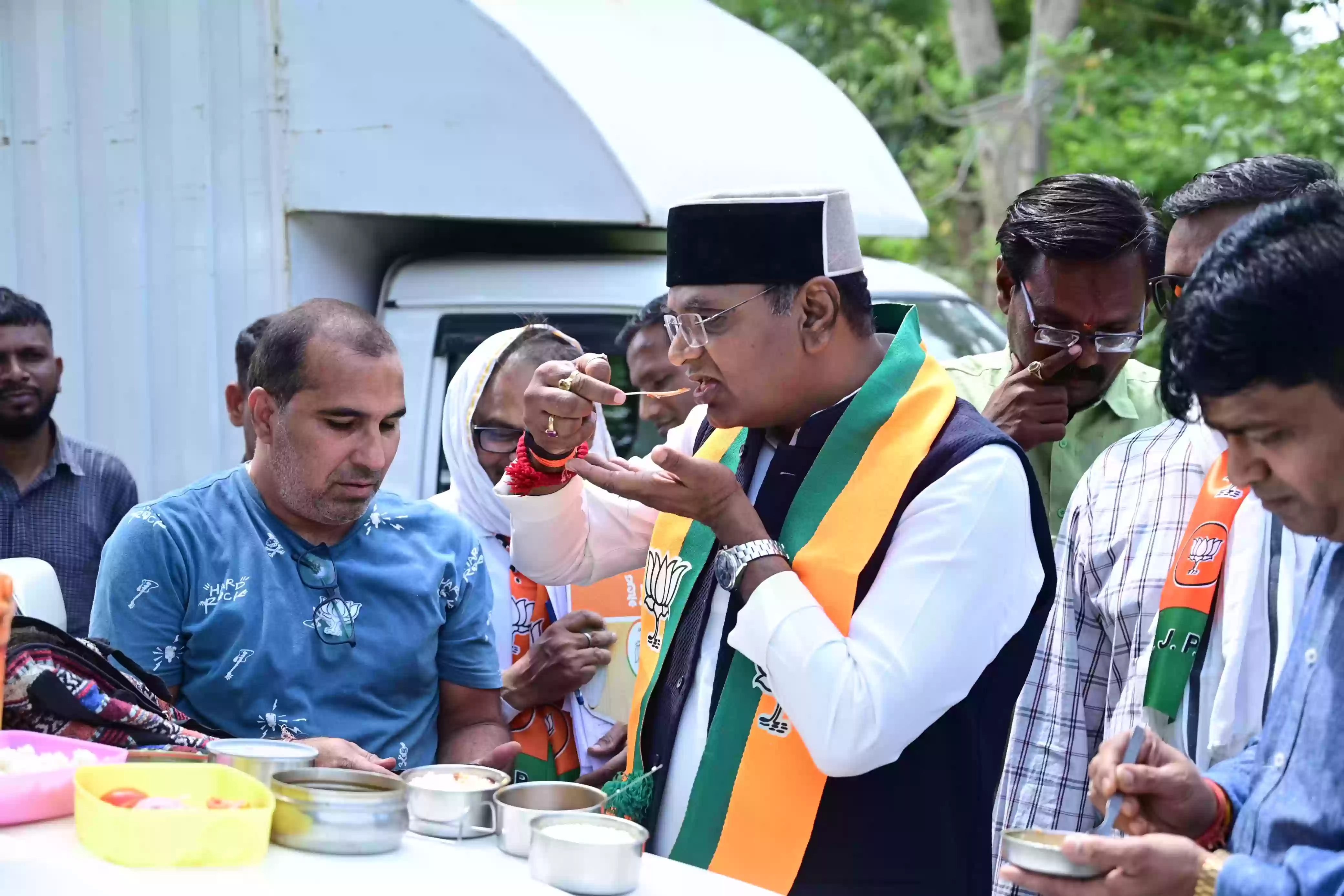 महाजनसंपर्क में मंत्री सारंग ने खाया कार्यकर्ता के घर का खाना, फिर हो लिए प्रचार को रवाना