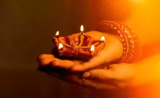 दीपावली की रात घर में यहां जलाएं दीपक, मां लक्ष्मी होंगी प्रसन्न 