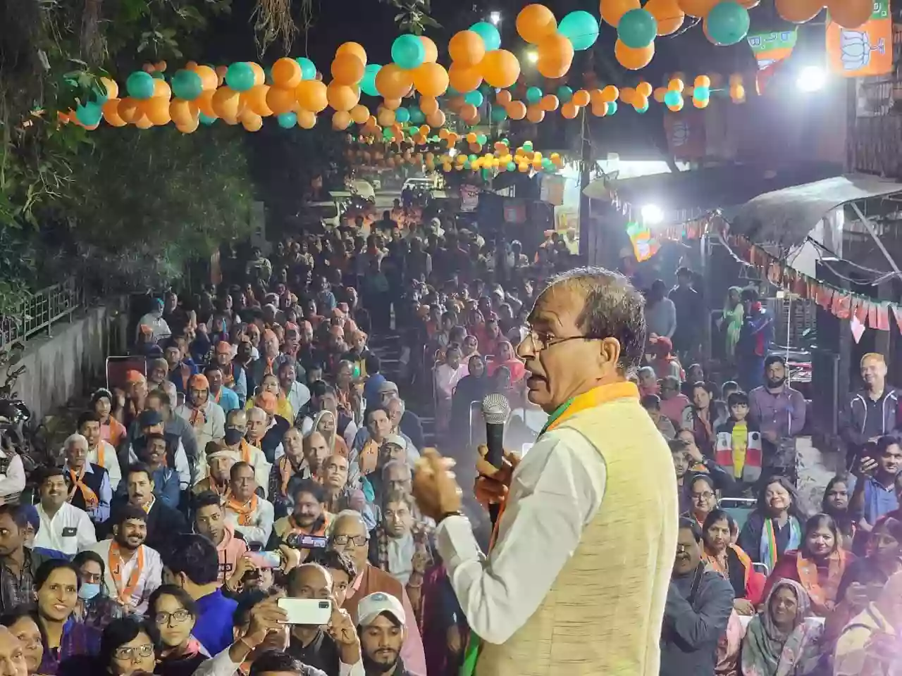 दिल्ली चुनाव के दंगल में सीएम शिवराज ने साधा केजरीवाल पर निशाना, केजरीवाल को बताया करप्शन वॉल