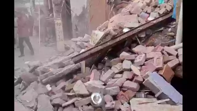 दिल्ली में सिलेंडर फटने से गिरी इमारत, आठ घायल
