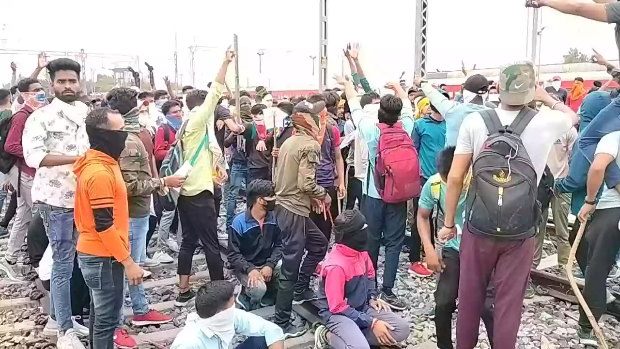 अग्निपथ योजना : प्रदर्शनकारी युवाओं ने बलिया स्टेशन पर तोड़फोड़ कर ट्रेन  में भी लगाई आग