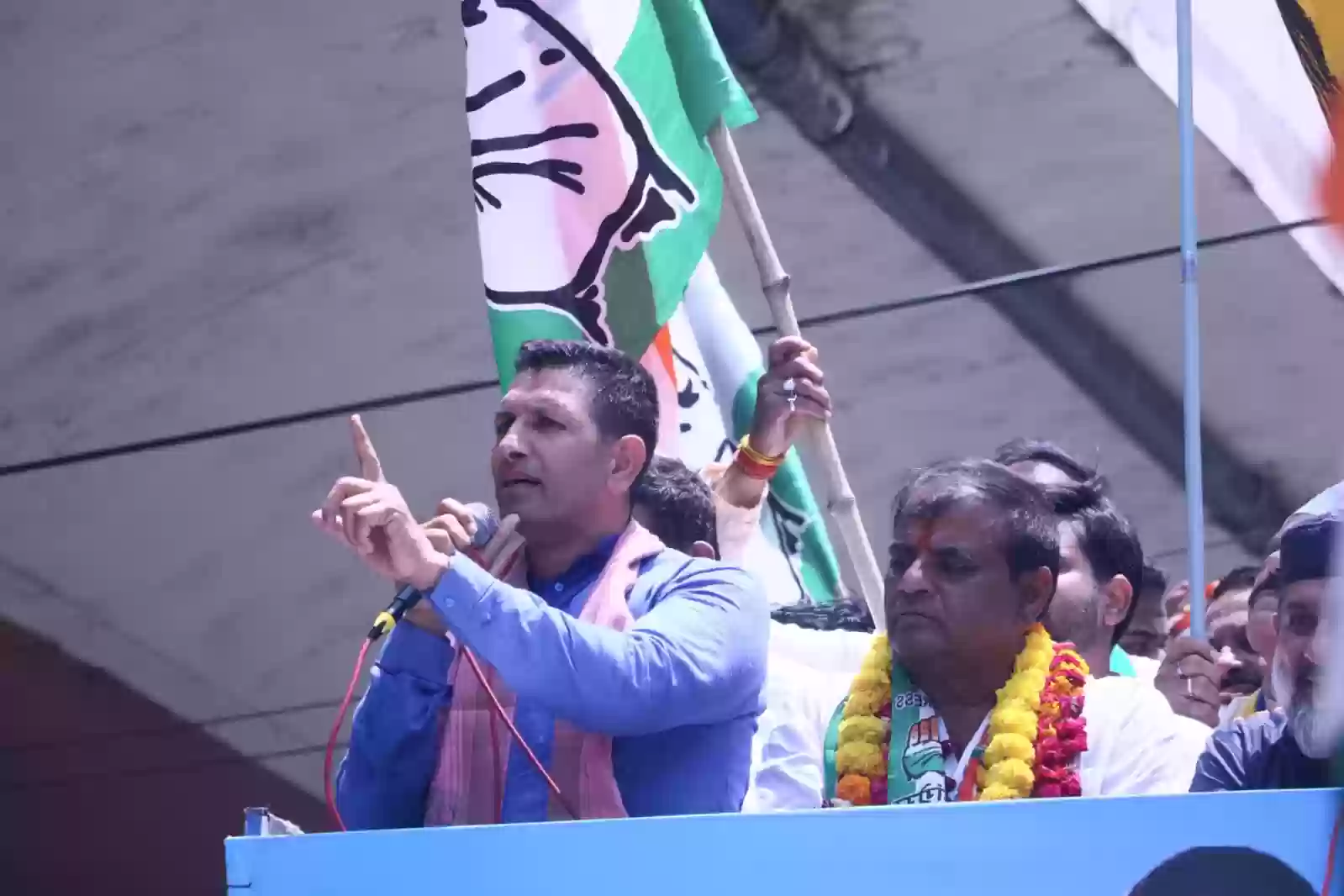कांग्रेस उम्मीदवार अरुण श्रीवास्तव ने भोपाल से दाखिल किया पर्चा, शिवराज रायसेन में रोड शो के बाद भरेंगे नामांकन