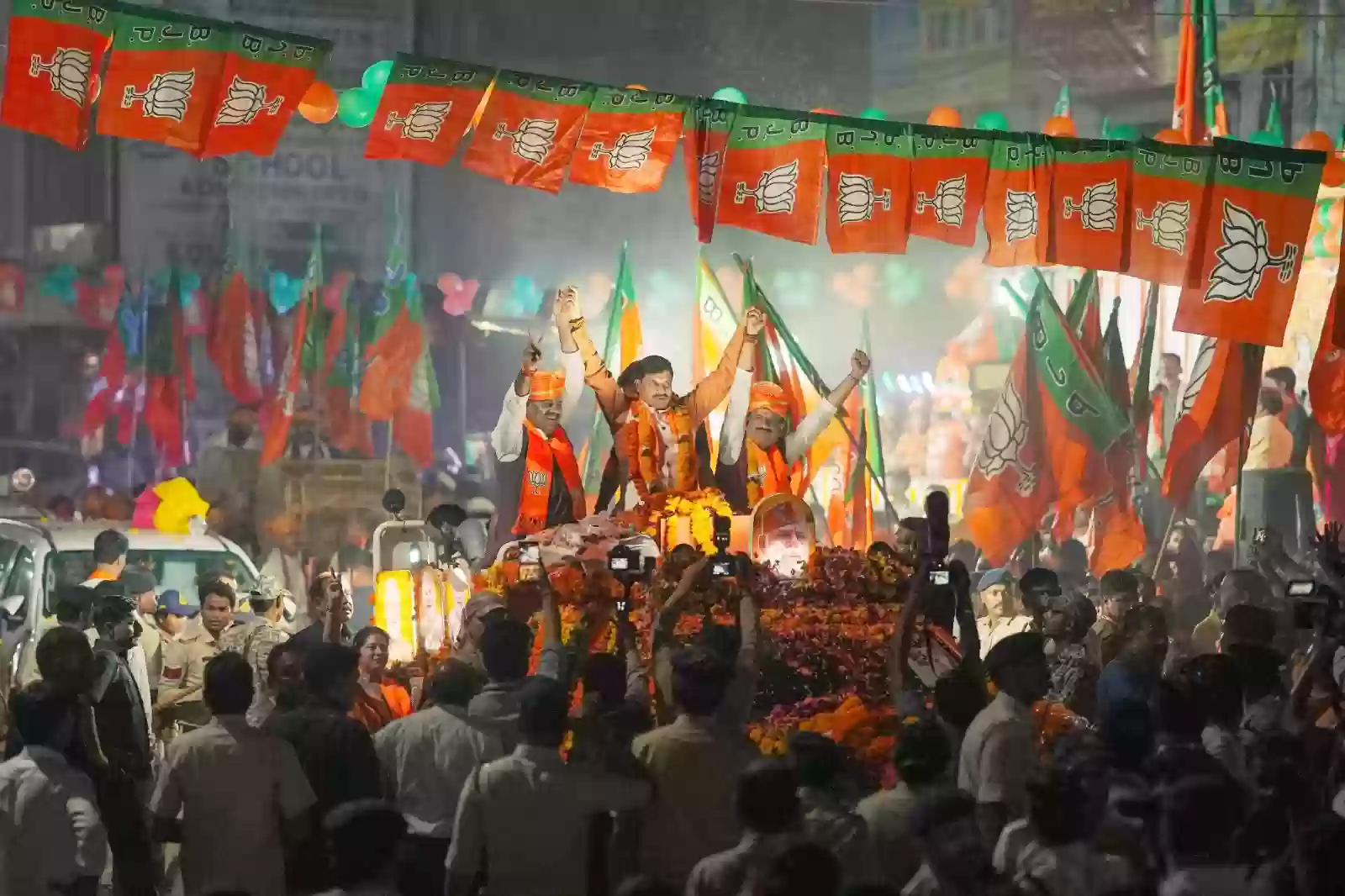 भाजपा प्रत्याशी आलोक शर्मा के समर्थन में सीएम मोहन यादव ने भोपाल के कोलार में किया रोड-शो